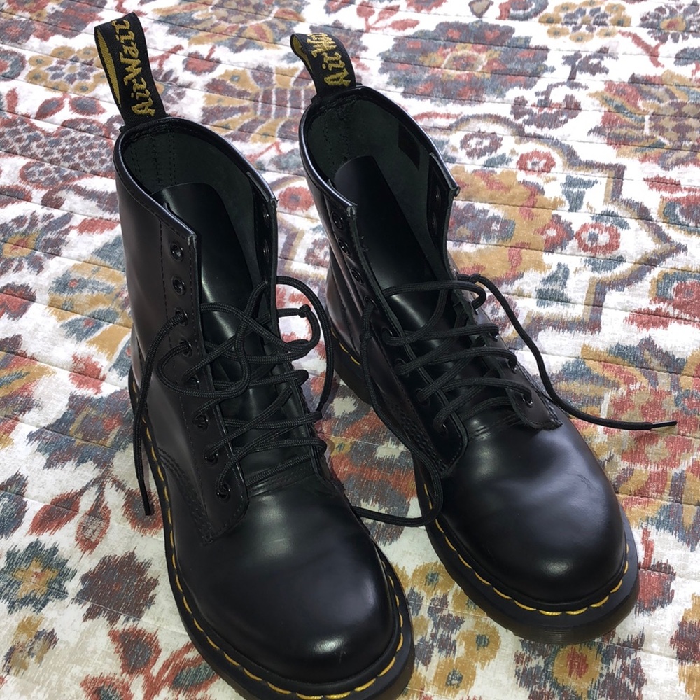 Dr Martens black lace up boots!!
